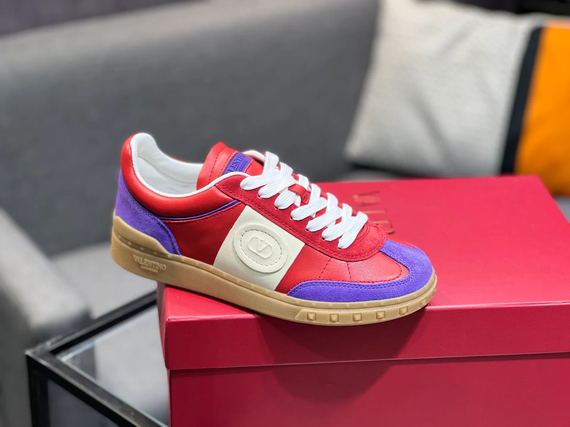 Men's shoes 💰620 👉🌹🌹VALENTINO counter synchronized new low-top casual sports shoes 👍Professional and high-end, perfect replica, first-class quality! 👍All made of original 1:1 materials, exclusive mold opening! 👍High mercerized cowhide fabric 👍TPU outsole, comfortable and wear-resistant, brand injection insole, 👍Full set of high-end counter packaging 👍All details are customized with 1:1 mold, striving for perfection! 👍Couple style female 35-41, male 38-46 (female 41, male 45 46 customized)